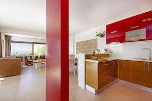 Geladeira, micro-ondas, fogão, cooktop