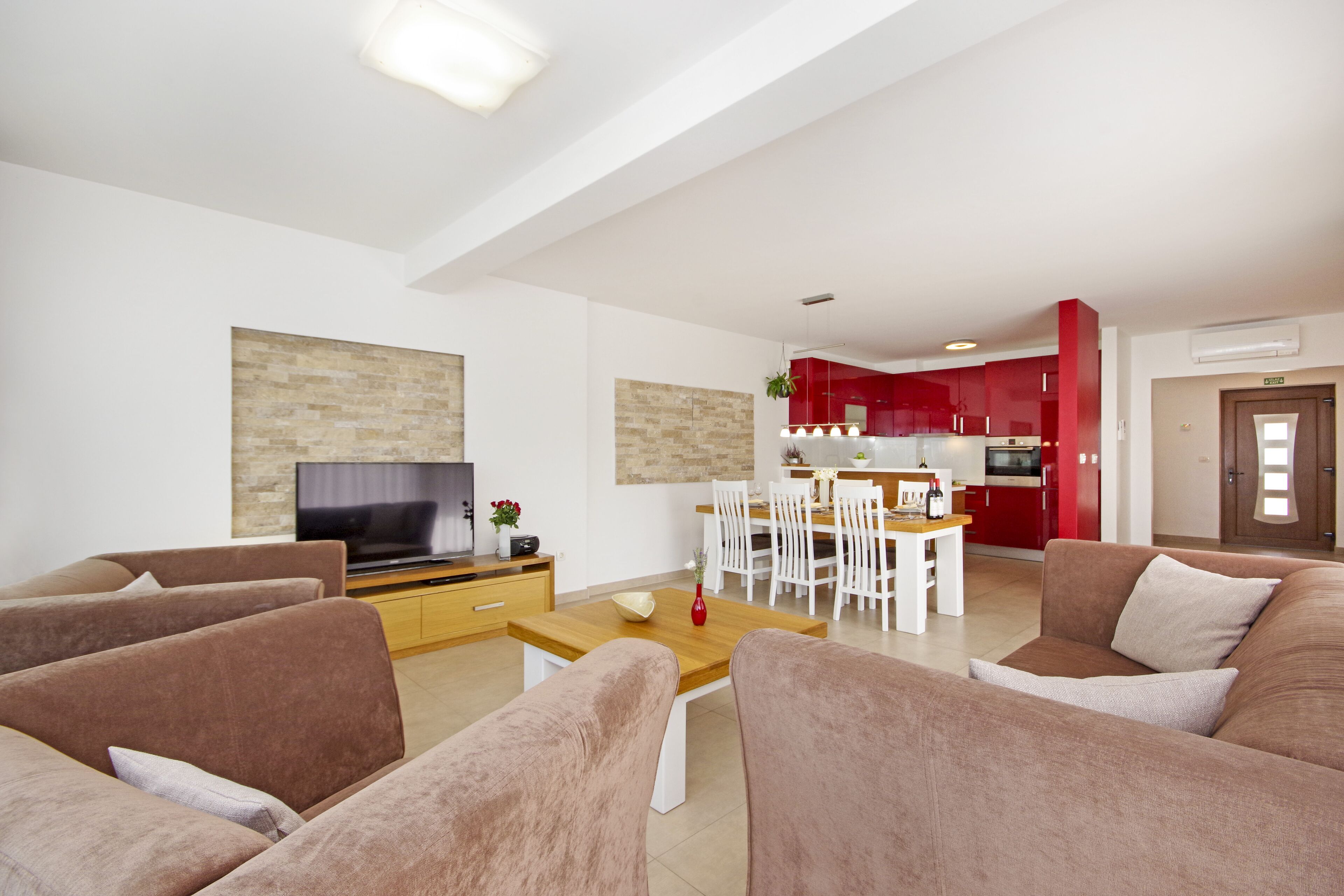 Fernseher, Kamin, DVD-Player, Tischfußball