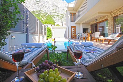 LUXURY VILLA IN CROATIA WITH PRIVATE POOL (HEATABLE), FAMILY FRIENDLY 