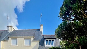 Ein zweistöckiges Haus mit Eingangsbereich, Auffahrt und Garten.