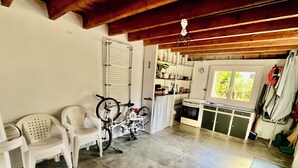 Eine Küche mit Fenster, Fahrrad und Stuhl.