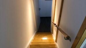A wooden staircase with a handrail, leading to a landing with a door marked '7'. - modern and cozy apartment on the Edersee (Waldeck)