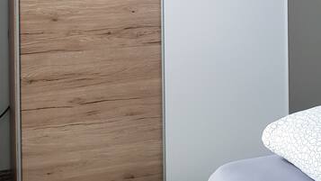 1 chambre, coffres-forts dans les chambres, fer et planche Ă repasser