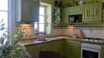 Frigorifero, forno, piano cottura, lavastoviglie