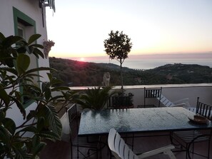 Outdoor dining - Picturesque apartment in a medieval village perched at top a mountain ridge (Imperia)