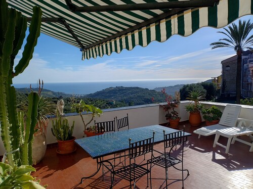 Malerische  Wohnung in Olivenbergdorf mit gr. Panorama-Terrasse zum Mittelmeer
