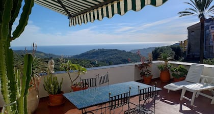 Malerische Wohnung in Olivenbergdorf mit gr. Panorama-Terrasse zum Mittelmeer