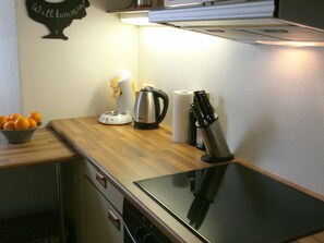 Fridge, oven, stovetop, coffee/tea maker