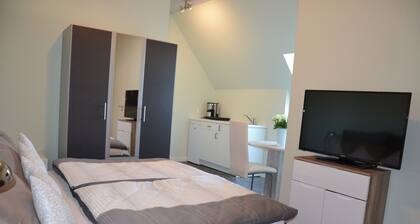 Hiljattain rakennettu loma-asunto modernissa maalaistyyliin. 10 min pyörätie rannalle