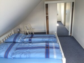 2 عدّة غرف نوم ومكواة/لوح كي وواي فاي وملاءات أسرّة