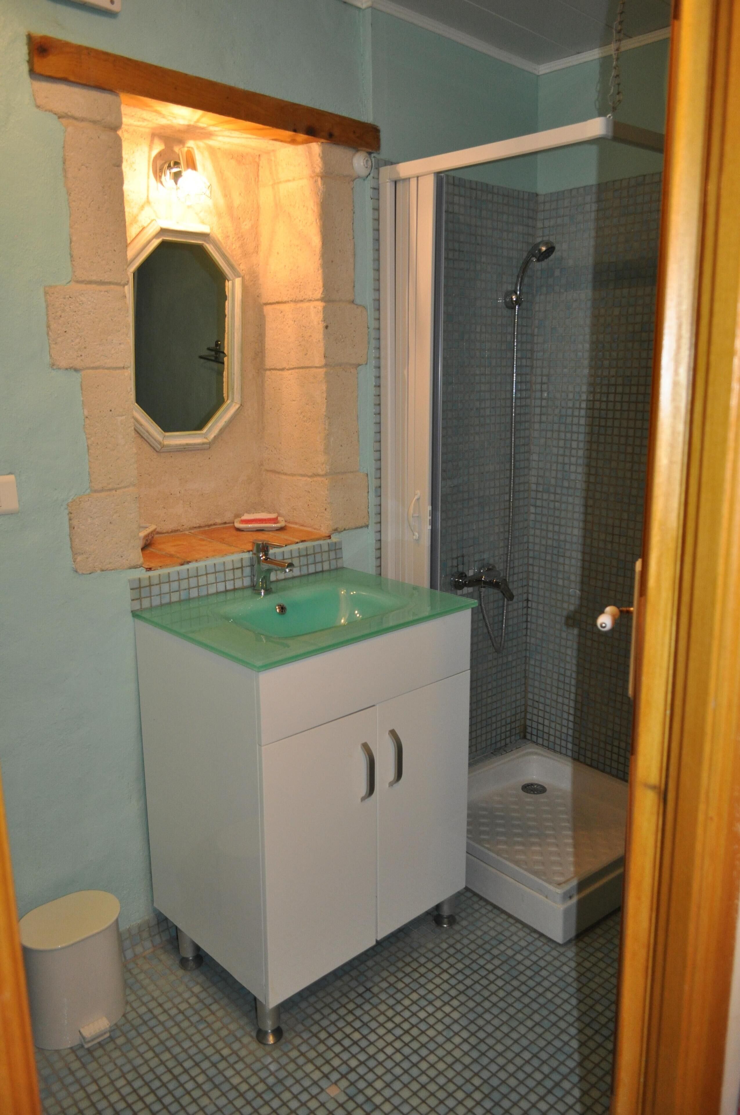 Dusche, Haartrockner, Handtücher, Toilettenpapier