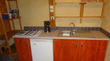 Een koelkast, een kookplaat, een koffiezetapparaat/waterkoker