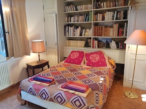 5 chambres, fer et planche à repasser, lit de bébé portatif