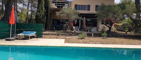 حمام سباحة