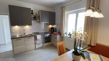 Jääkaappi, mikroaaltouuni, uuni, liesi