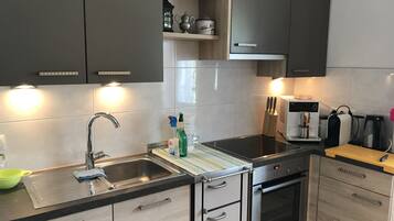 Jääkaappi, mikroaaltouuni, uuni, liesi