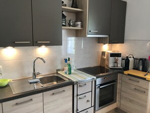 Refrigerador, microondas, horno, placa de cocina