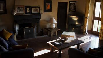 Cheminée, lecteur de DVD, livres, médiathÚque