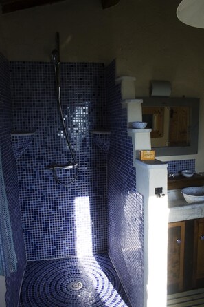 Een bad, een haardroger, badjassen, een bidet