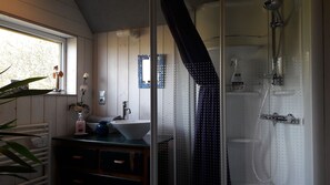 Séchoir à cheveux, serviettes fournies, savon, papier de toilette