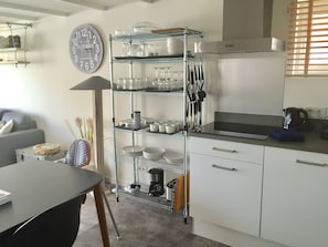 Coffee/tea maker, fridge, microwave, oven - Vacation home for 4 people, 150 meters from the beach, private parking, furnished. Garden (Egmond aan Zee)