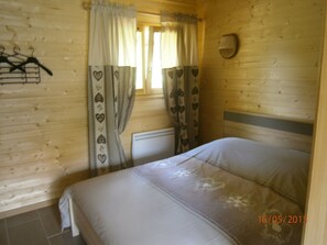 2 makuuhuonetta, silitysrauta/-lauta