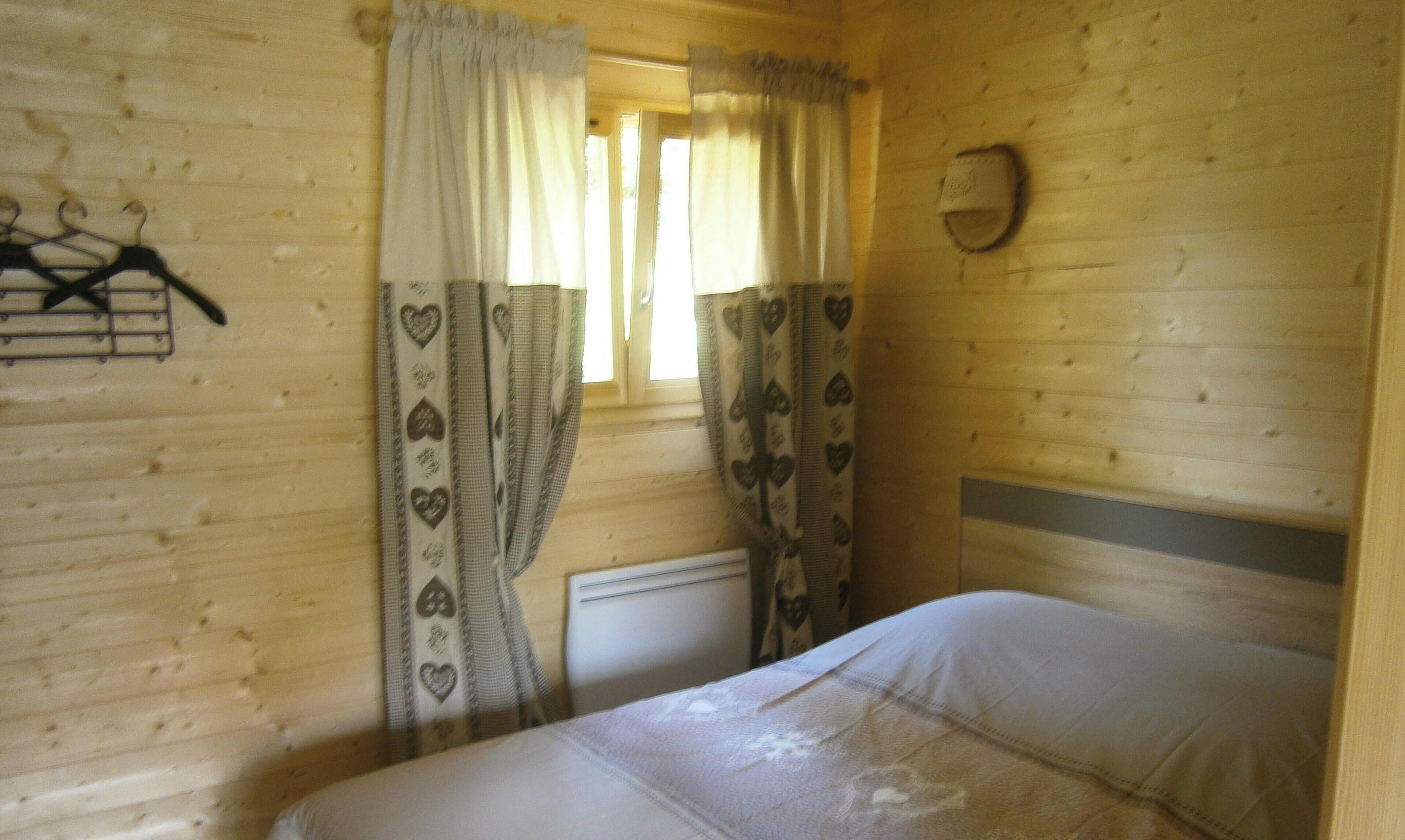 2 chambres, fer et planche à repasser