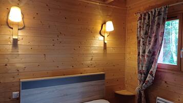 2 chambres, fer et planche Ă  repasser