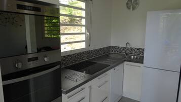 JÀÀkaappi, mikroaaltouuni, uuni, liesi