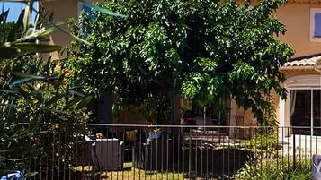 Een buitenzwembad en een verwarmd zwembad