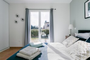 6 bedrooms, desk, iron/ironing board, free WiFi