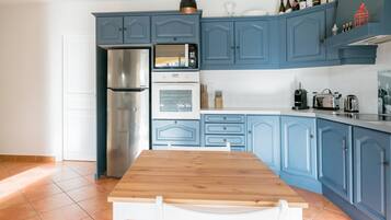 Een koelkast, een microgolfoven, een oven, een kookplaat