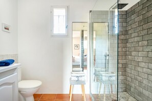 Baignoire, séchoir à cheveux, serviettes fournies, savon