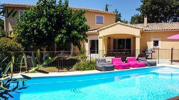 Een buitenzwembad en een verwarmd zwembad