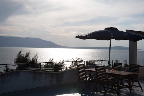 Vacation villa with lake view, terrace & direct access to Lago di Varano