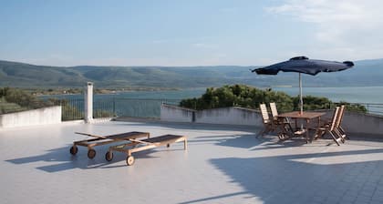 Fantastique villa dans un endroit calme au bord du lac avec une grande terrasse.