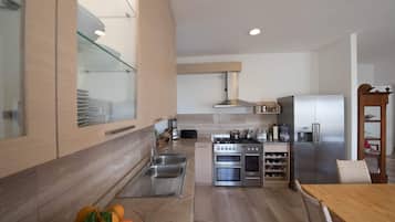 Frigorifero, forno, piano cottura, lavastoviglie