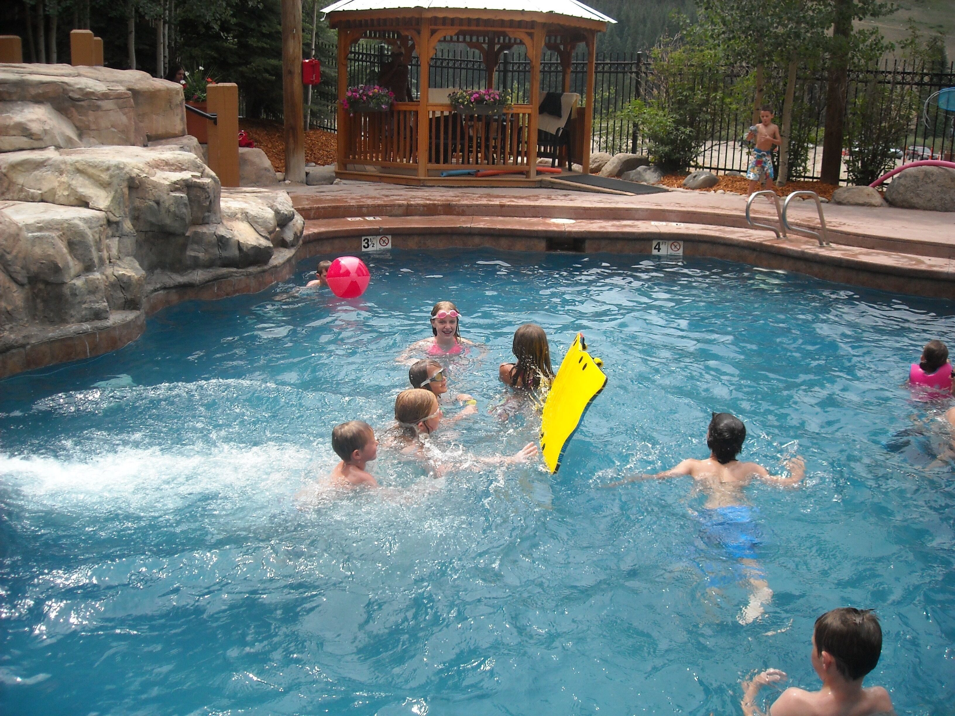 Een buitenzwembad, een verwarmd zwembad