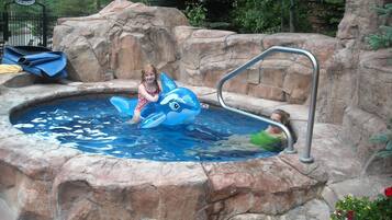 Una piscina al aire libre, una piscina climatizada