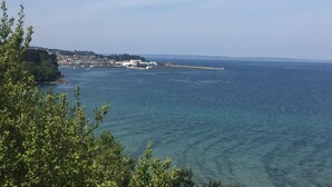 A coastal town with buildings along the shore and a pier extending into the sea. - Guest room  for 2 persons in Douarnenez bay  (Plonévez-Porzay)