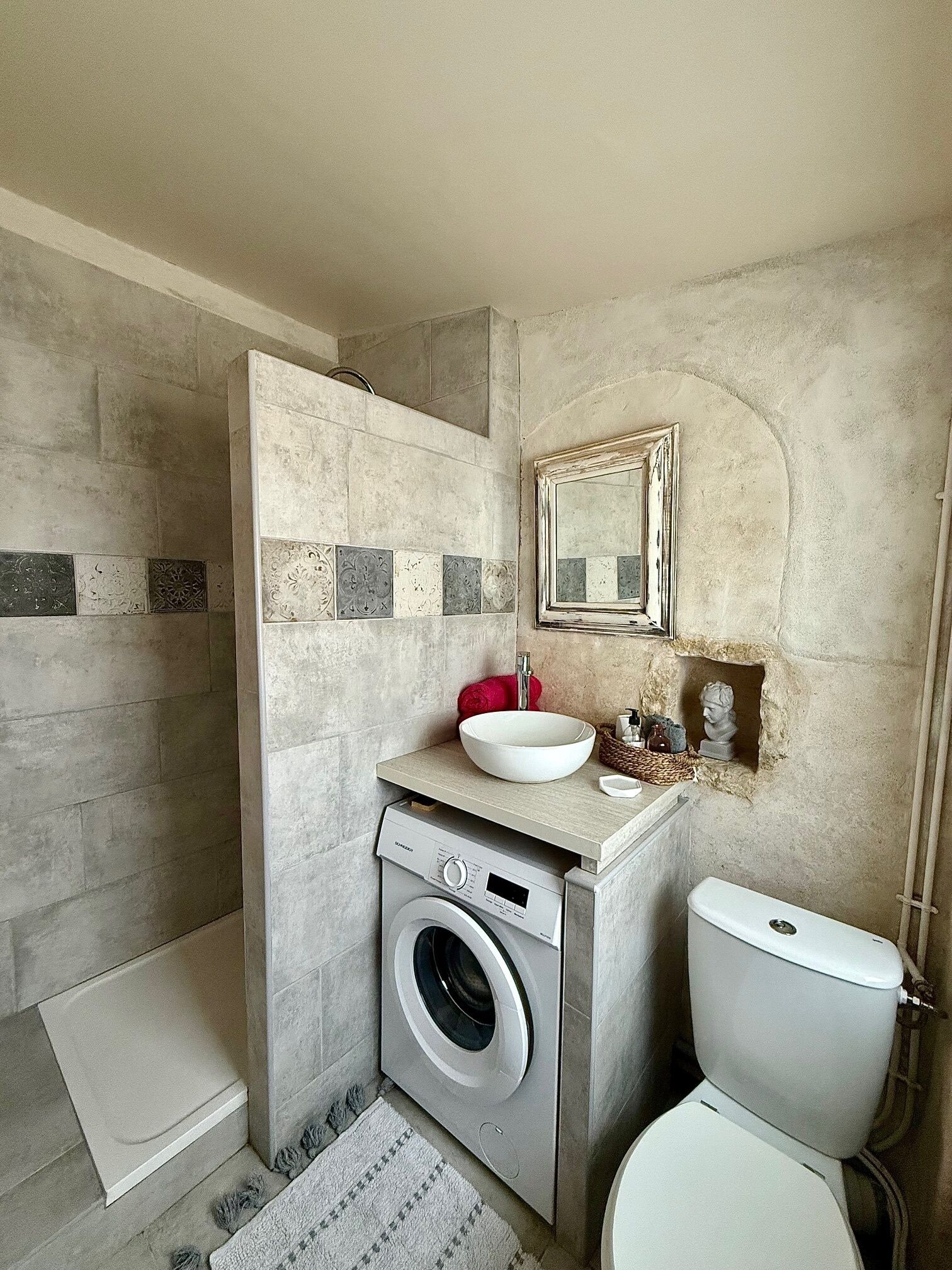 Douche, sèche-cheveux, serviettes fournies, savon