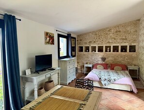 Iron/ironing board, free WiFi, bed sheets