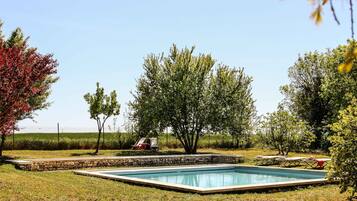 Piscina all'aperto, una piscina riscaldata