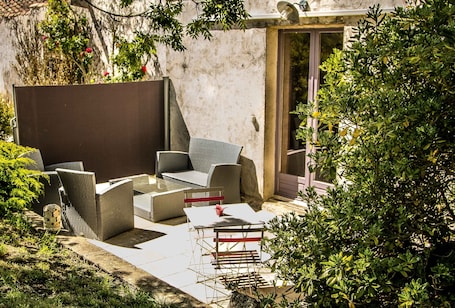 Outdoor dining. Gîte "Ile d'Aix" with shared 7x7m swimming pool, 20 minutes from the beach