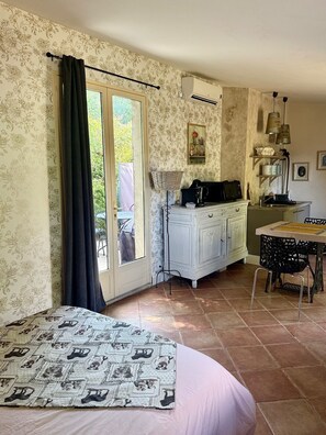 Iron/ironing board, free WiFi, bed sheets