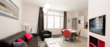 Televisión, reproductor de DVD, libros y estéreo