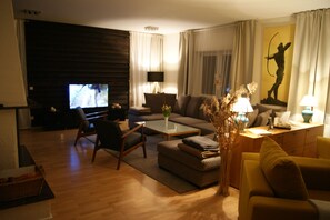 TV, fireplace, table tennis, books