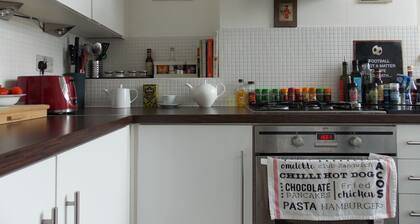 Bright flat close to Kentish Town station. Fully equipped Quiet rd off high st