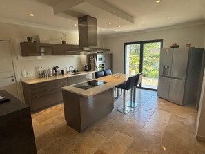 Fridge, microwave, oven, stovetop - Mas Provençal - pool-house heated swimming pool - garden 4000m² with trees (Saint-Rémy-De-Provence)