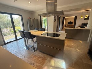 Fridge, microwave, oven, stovetop - Mas Provençal - pool-house heated swimming pool - garden 4000m² with trees (Saint-Rémy-De-Provence)